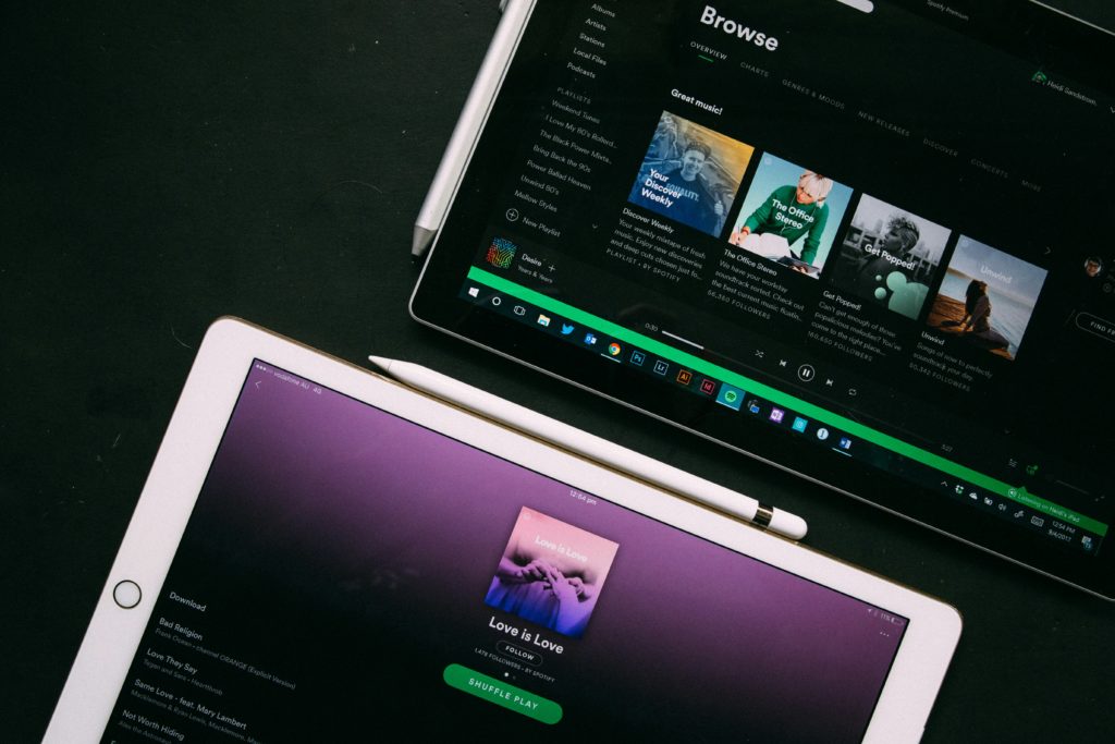 tablette avec Spotify ouvert