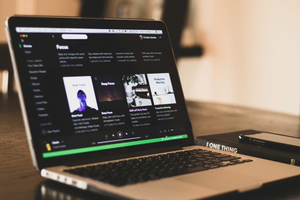 Ordinateur avec Spotify ouvert